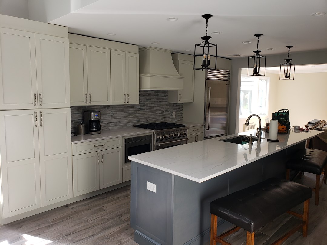 Kitchen and Custom wet bar in North Merrick, NY